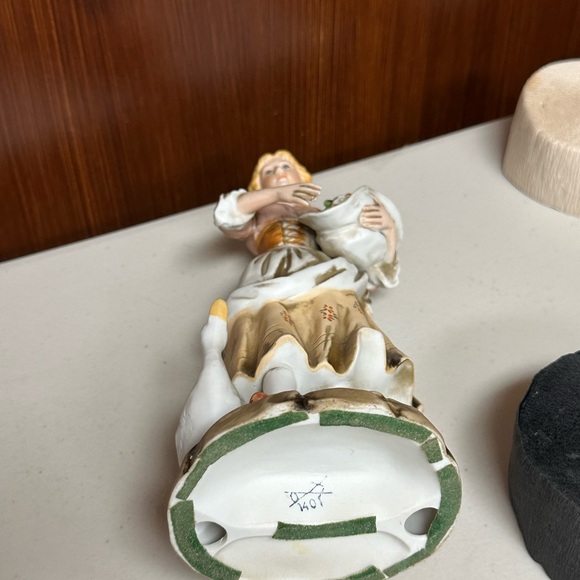 Vintage Homco Porcelain Large figurine Victorian Girl With Goose and fruits - Picture 7 of 13